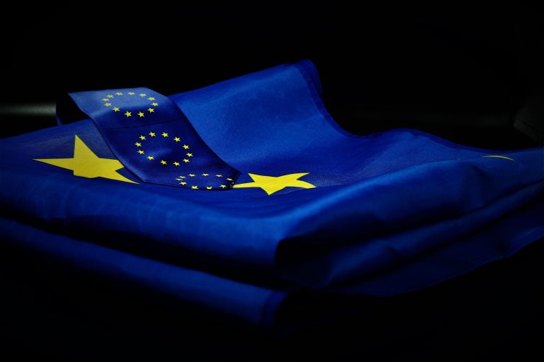 EU AI Act transparency label on digital content warning