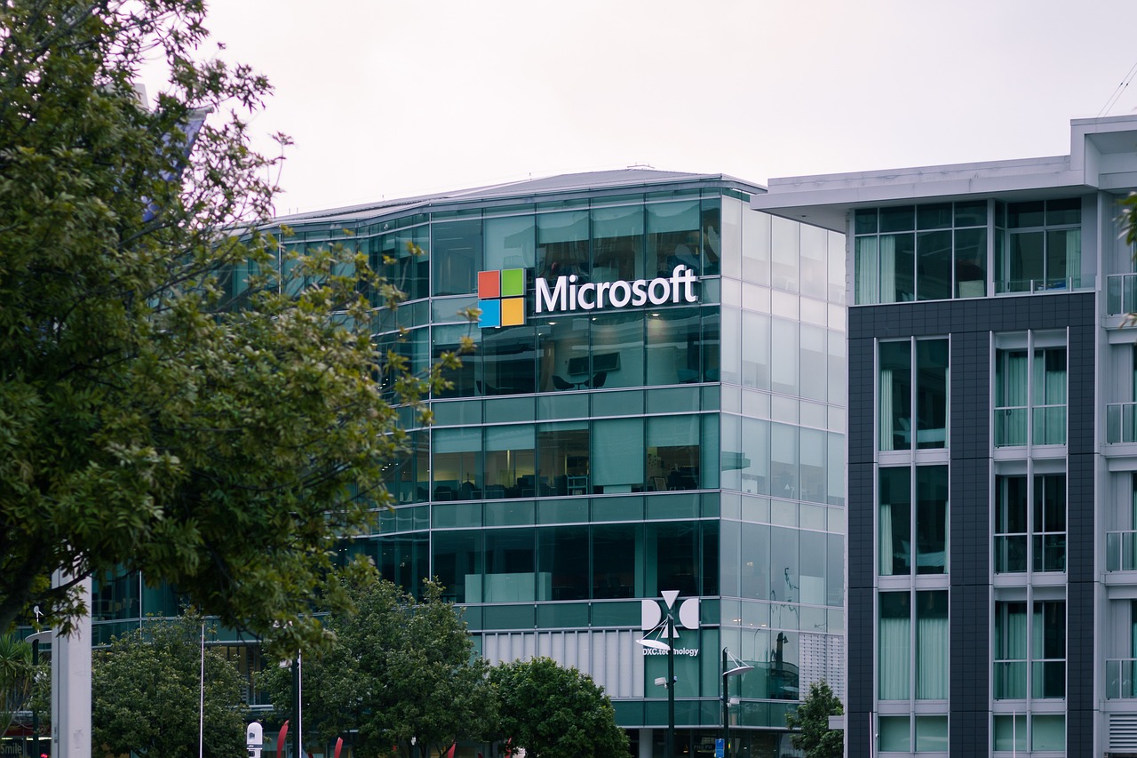 Microsoft Halts Win10 Feature Updates, Steers Users Toward Win11