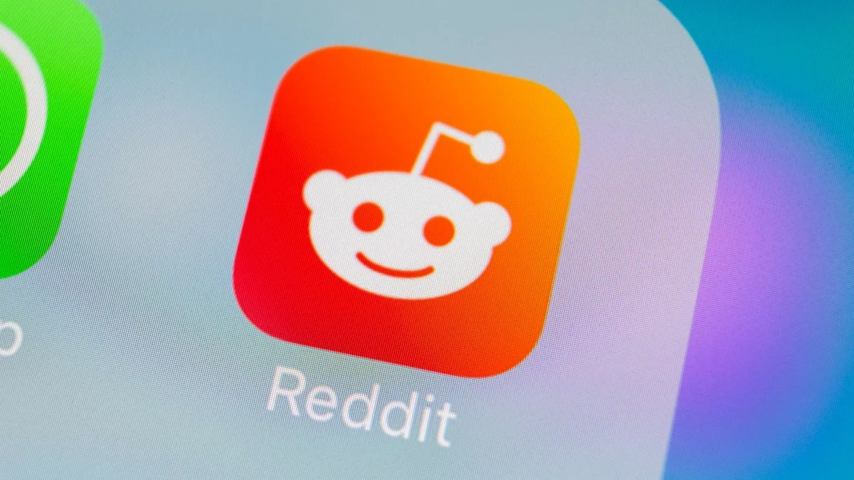 Reddit Google AI Conflict: Traffic Drops Spark Outrage